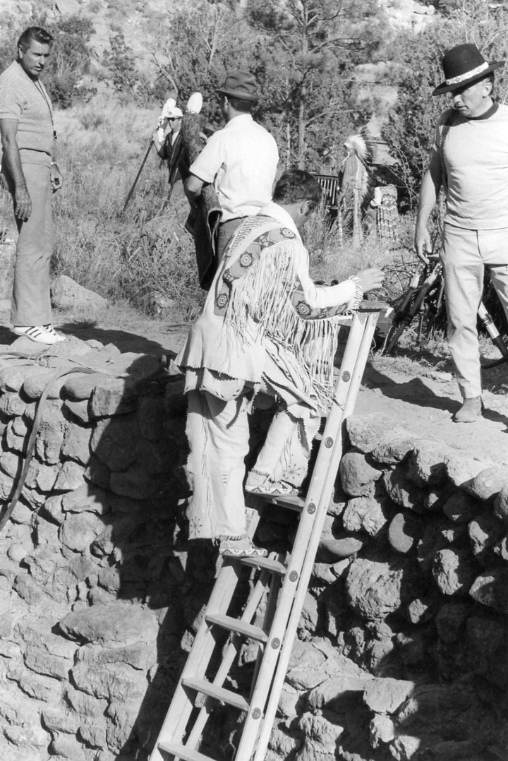 pit_tom_climbing_ladder