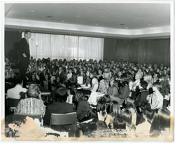 tom_speaking_250w